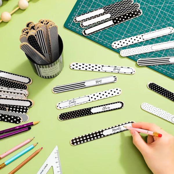 👩‍🏫121/101 Pcs Back to School Teacher Gift Flip Name Sticks Set with Storage Cup,Student Name Sticks with Metal Buckets & Stickers – Classroom Management & Student Grouping Tool for Teachers